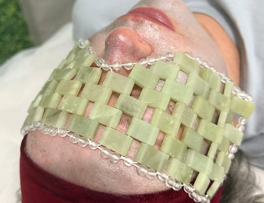 Máscara de jade aplicada durante tratamento facial na SPA Nature Tijucas